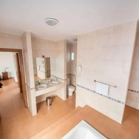 Playa Blanca Sleeps 6 Pool Wifi Apartment *