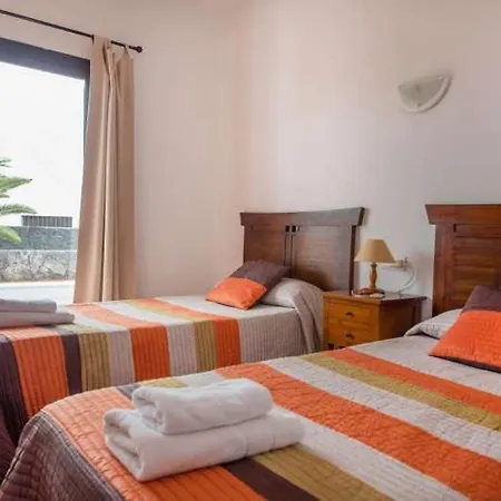 Playa Blanca Sleeps 6 Pool Wifi Apartment *