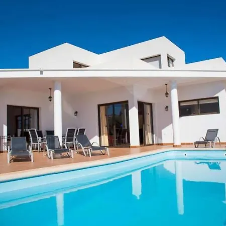 Playa Blanca Sleeps 6 Pool Wifi Apartment *